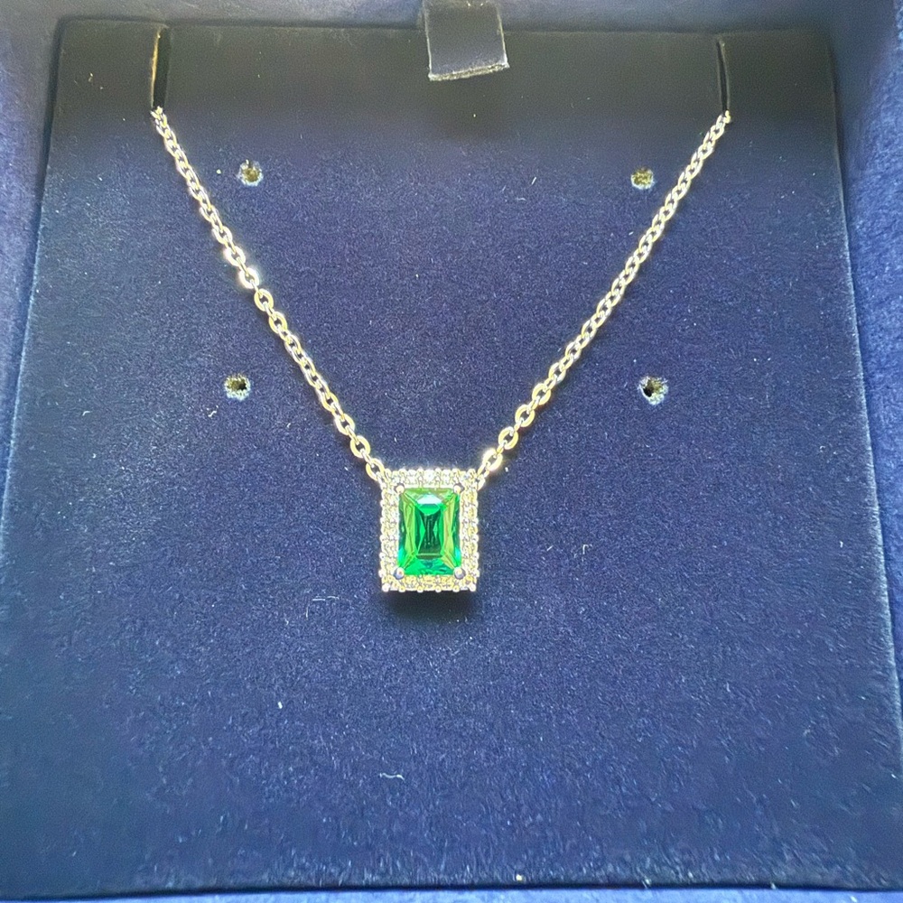 Swarovski Una Angelic Emerald Crystal Necklace NIB - Picture 2 of 8